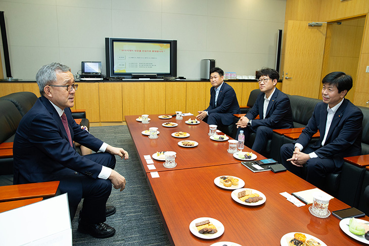 SK 아카데미를 방문하여 관계자들과 대화를 나누는 김판석 인사혁신처장 