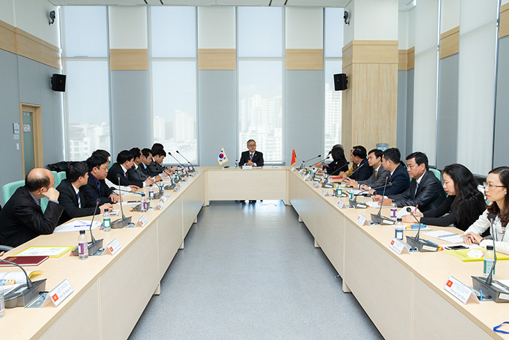 베트남 공무원단 22명(단장 : 보 뚝 또 푸엔성 내무부 국장)과 질의응답 및 대한민국 공무원  채용제도에 대한 설명중인 김판석 인사혁신처장 