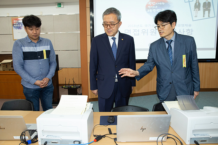 국가공무원인재개발원을 방문하여 프린트 등 면접 시험장비를 확인하는 김판석 인사혁신처장 