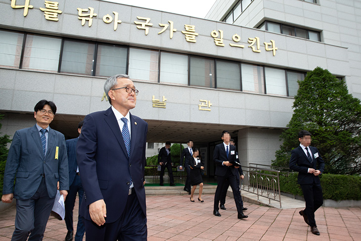 국가공무원인재개발원을 방문하여 수험생 동선을 살피는 김판석 인사혁신처장