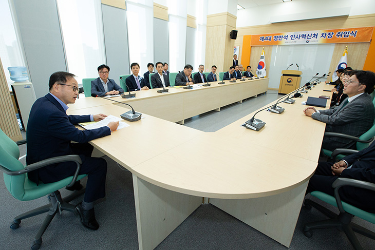 인사혁신처 국과장들이 참석한 제4대 정만석 인사혁신차장의 취임식