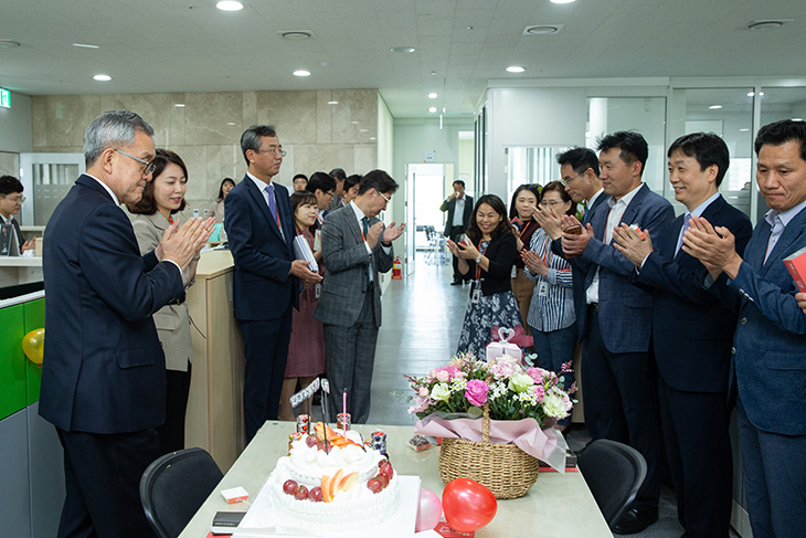 박수를 치며 격려하는 김판석인사혁신처장과 재해보상정책관 담당자들