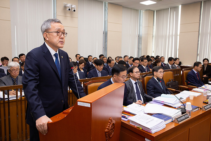 여야위원들의 질의에 답변하는 김판석 인사혁신처장 
