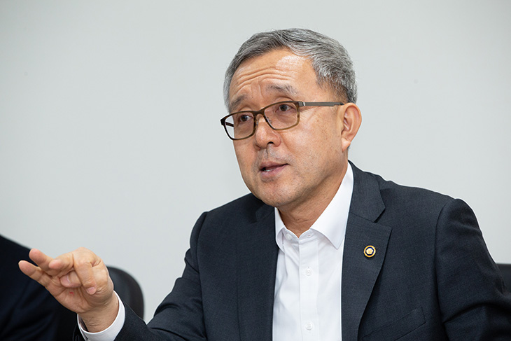 국립부여박물관 직원들을 격려하며 발언중인 김판석 인사혁신처장