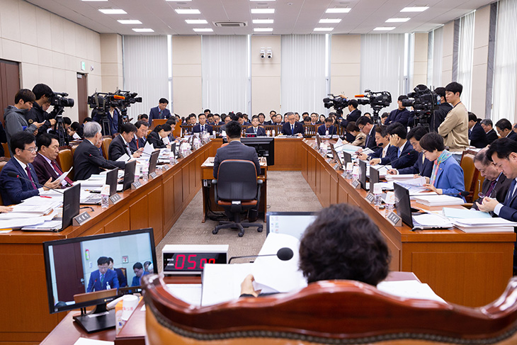 국정감사 진행중인 국회의사당의 현장 