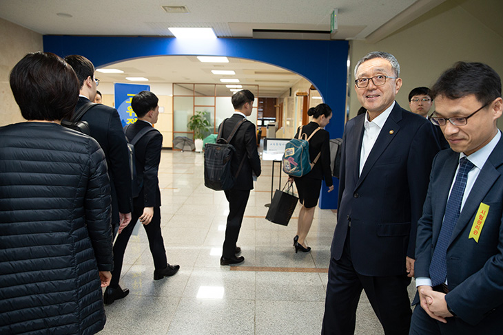 시험장을 둘러보는 김판석 인사혁신처장 