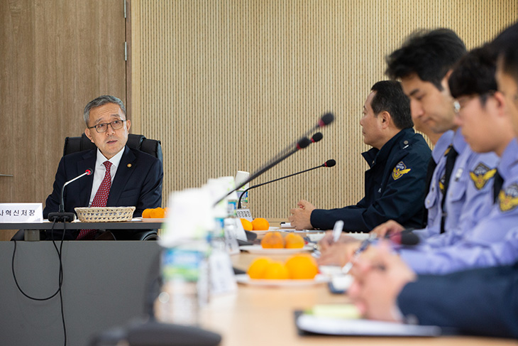 제주시 제주항 해상교통관제센터(VTS)를 찾아 간담회 진행중인 김판석 인사혁신처장 