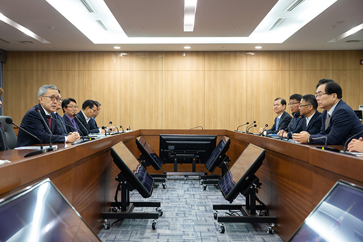 공무원 연금공단을 방문하여 간담회진행중인 김판석 인사혁신처장 