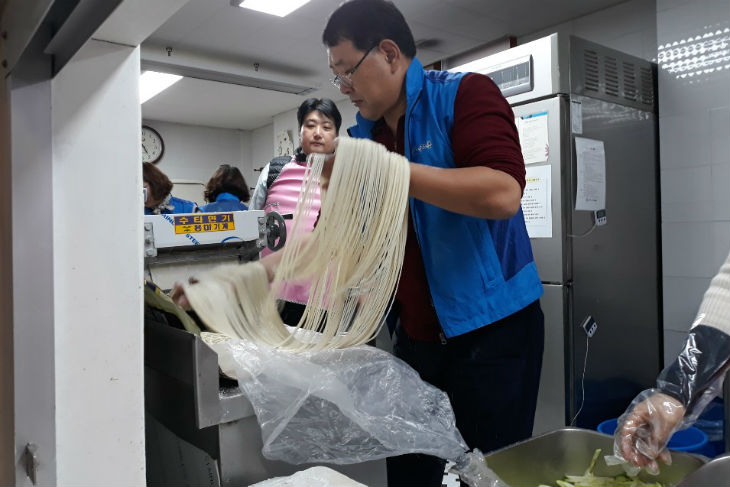 식사배식등의 봉사활동을 진행중인 인사혁신처-공무원노조(국공노)