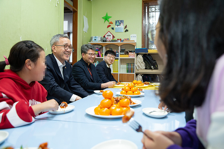부강지역아동센터를 방문하여 아이들과 함께 간식을 먹으며 대화를 나누는 김판석 인사혁신처장 