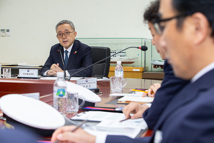 재해보상제도 개선 간담회를 진행중인 김판석 인사혁신처장 