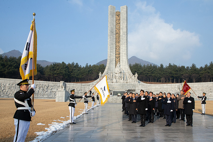 국민의례를 하며 참배중인 황서종인사혁신처장과 간부공무원의 모습 