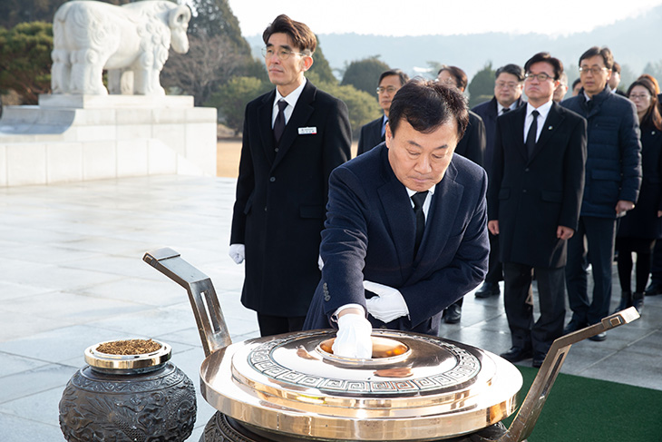 참배중인 황서종 인사혁신처장