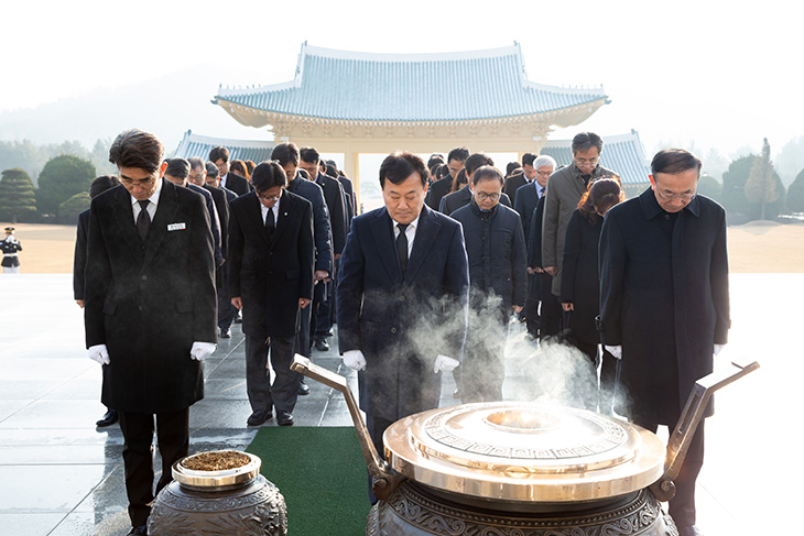 참배중인 황서종 인사혁신처장과 간부공무원의 모습 