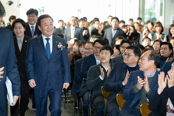 취임식 현장에 들어서는 밝은모습의 황서종 인사혁신처장 