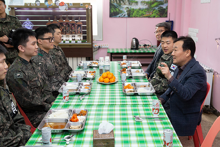 장병들과 함께 식사를 하며 대화를 나누는 황서종 인사혁신처장 