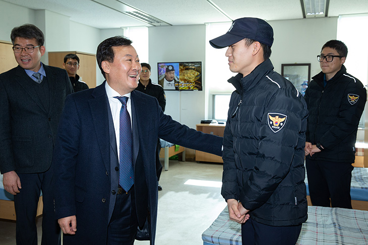 황서종 인사혁신처장이 내무반 경비대원을 격려하며 미소 짓고 있다.