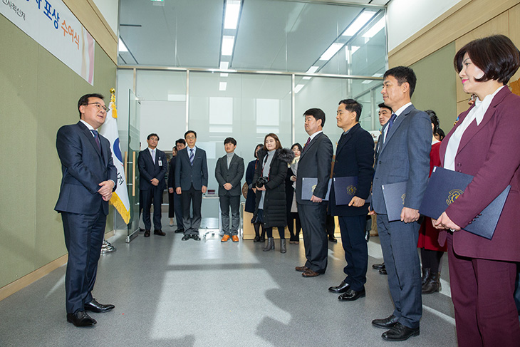 황서종 인사혁신처장과 표창장을 받은 직원들이 마주 서서 이야기를 나누는 모습