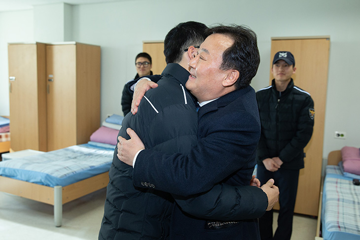 황서종 인사혁신처장이 내무반 경비대원을 안아주며 격려하고 있다.