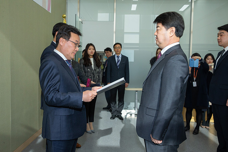 '2018년 건전노사문화 정착 유공자 포상 수여식'에서 황서종 인사혁신처장이 표창장을 수여하고 있다.