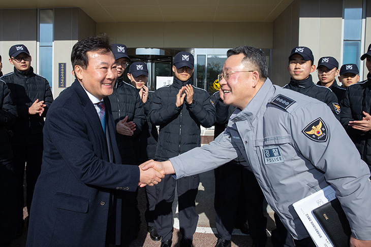 정부세종청사경비대 경비대원들 앞에서 황서종 인사혁신처장과 김장호 경비대장이 악수를 나누고 있다.