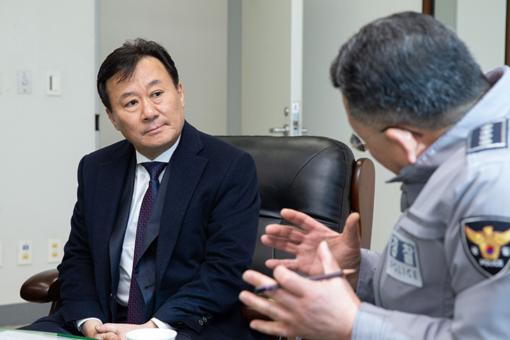 세종시 어진동에 위치한 정부세종청사경비대를 방문한 황서종 인사혁신처장이 김장호 경비대장으로부터 근무환경과 애로사항을 청취하고 있다.
