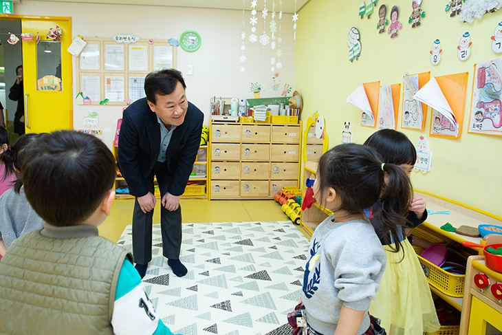 어린이집 아이들의 눈높이에 맞춰 허리를 숙여 이야기 나누는 황서종 인사혁신처장의 모습