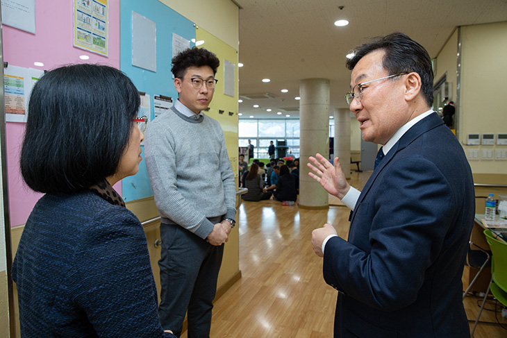 황서종 인사혁신처장이 세종시 전동면에 위치한 장애인복지시설 요나의집을 찾아 관계자들과 이야기를 나누는 모습