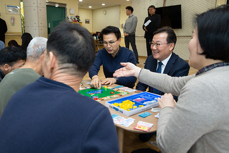 황서종 인사혁신처장이 요나의집 거주 장애인들과 앉아 어울리는 시간을 갖고 있다.