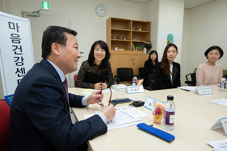 세종시 정부세종청사내 위치한 공무원 마음건강센터를 방문하여 상담사들과 간담회를 갖는 황서종 인사혁신처장