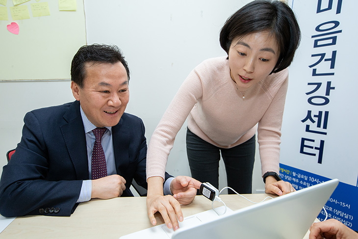 황서종 인사혁신처장이 스트레스 지수를 체험하는 모습