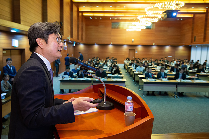 균형인사에 대한 인식조사 분석결과와 공공부문 확산 방안에 대한 주제를 발표하고 있는 모습