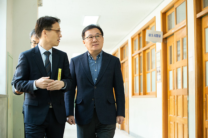 황서종 인사혁신처장이 시험장을 둘러보며 시험현황을 보고받고 있는 모습