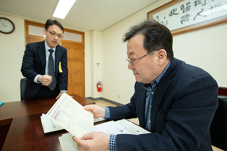 황서종 인사혁신처장이 시험지를 보고 있는 모습