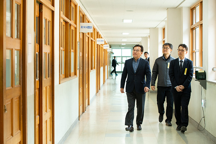 황서종 인사혁신처장이 시험장을 둘러보고 있는 모습