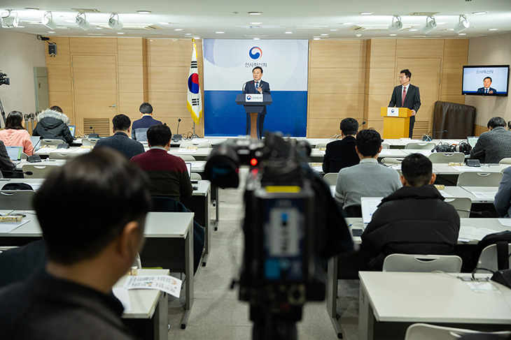 적극행정 확산으로 국민이 체감하는 인사혁신을 추진하기 위한 2019년도 인사혁신처 업무계획을 발표하고 있는 황서종 인사혁신처장