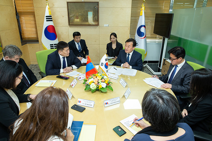 서울 종로구 정부서울청사에서 방한 중인 오윤엘덴 몽골 내각관광부 장관과 면담을 갖는 황서종 인사혁신처장