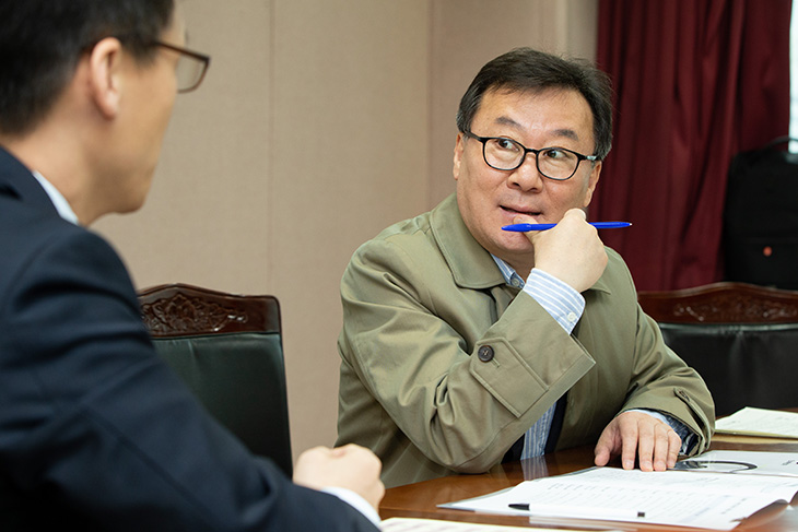 국가공무원 9급 공채 필기시험 현황을 보고 받고 있는 황서종 인사혁신처장