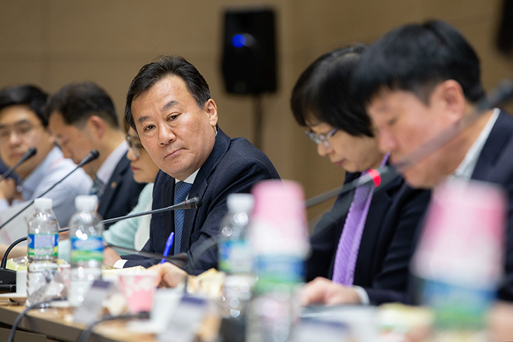 황서종 인사혁신처장이 중증장애인 공무원들의 애로와 건의사항을 경청하고 있는 모습