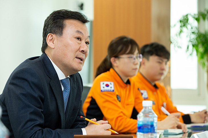황서종 인사혁신처장이 세종 소방서대원들과 간담회에 참석하여 말씀을 나누고 있는 모습