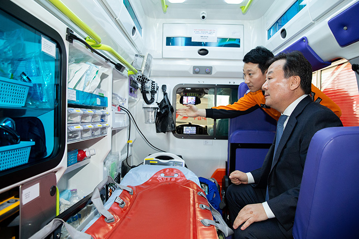 119구급차량에 탑승하여 근무환경을 살피고 있는 황서종 인사혁신처장