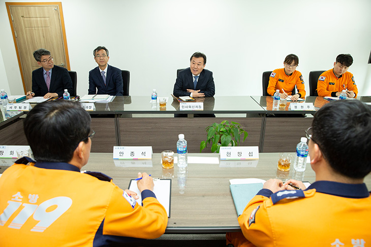 황서종 인사혁신처장이 세종 소방서대원들과 간담회에 참석하여 말씀을 나누고 있는 모습