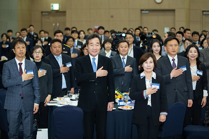 제5회 대한민국 공무원상 시상식에 참석한 이낙연 국무총리와 황서종 인사혁신처장이 국민의례를 하고 있는 모습