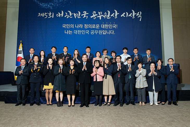 이낙연 국무총리와 황서종 인사혁신처장 외 공무원들이 박수를 치고 있는 모습