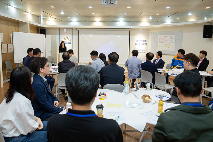 정부혁신의 일환으로 인사혁신처 국민참여 정책단 제2기 발대식을 진행하고 있는 모습