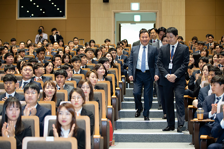 제64기 신임관리자과정 입교식에 입장하고 있는 황서종 인사혁신처장