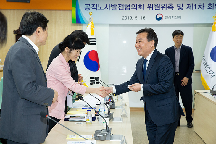 정부서울청사에서 공직노사발전협의회 의원 위촉식에 참석하여 위원들과 악수 중인 황서종 인사혁신처장