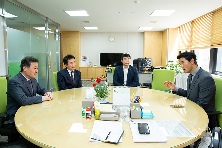 박찬호 한국야구위원회(KBO) 국제홍보위원과 대화를 나누고 있는 황서종 인사혁신처장