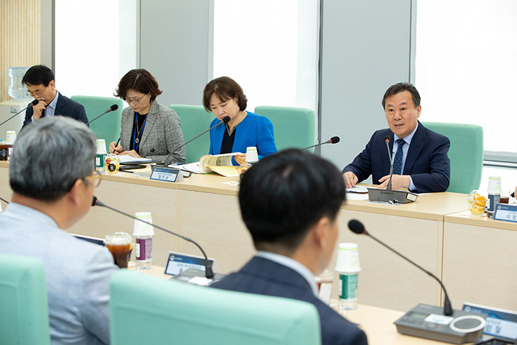 특정직 인사혁신 협의체 10회차 회의에서 그동안의 인사혁신 추진상황 점검 및 인사혁신과제 등을 논의 하고 있는 황서종 인사혁신처장