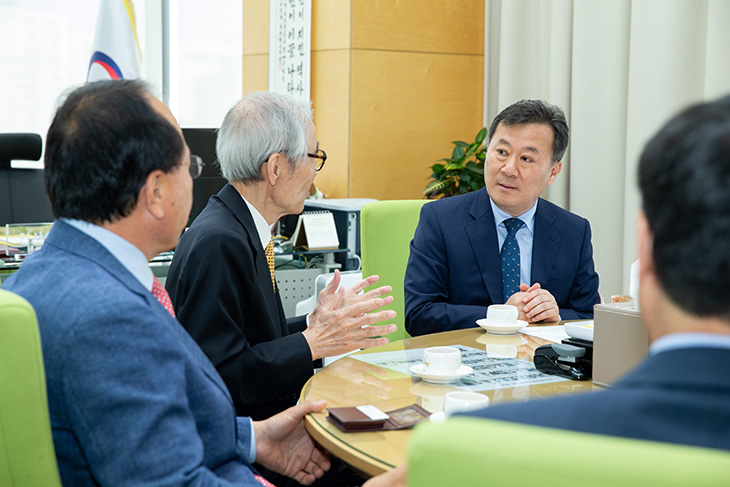 황서종 인사혁신처장과 정흥수 한국방재협회 회장이 대화를 나누고 있는 모습